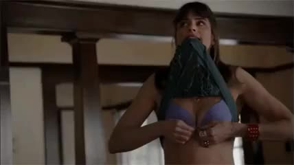 amanda peet flashes tits