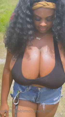 Huge natural boobs👇