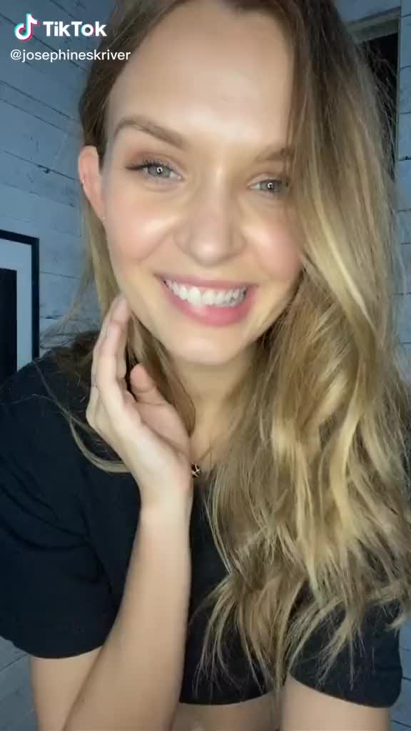 Josephine Skriver TikTok 30/03/20