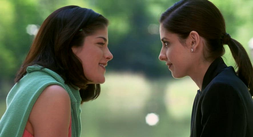 Sarah Michelle Gellar & Selma Blair Kissing [Cruel Intentions]