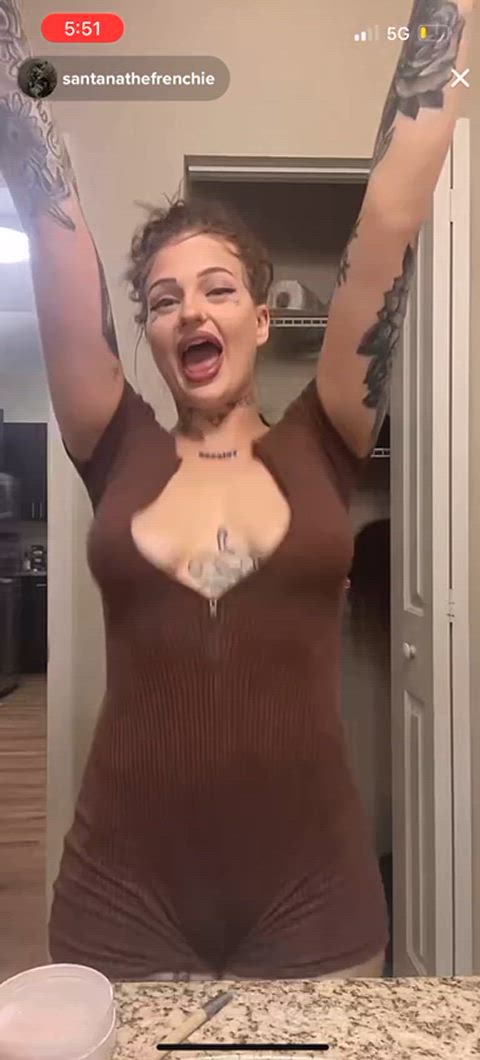 amateur downblouse huge tits milf natural tits tattoo tiktok tits bouncing-boobs