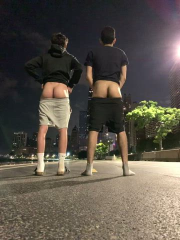 Late night walks 🌃🍑