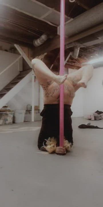Twerking on my pink pole 😏