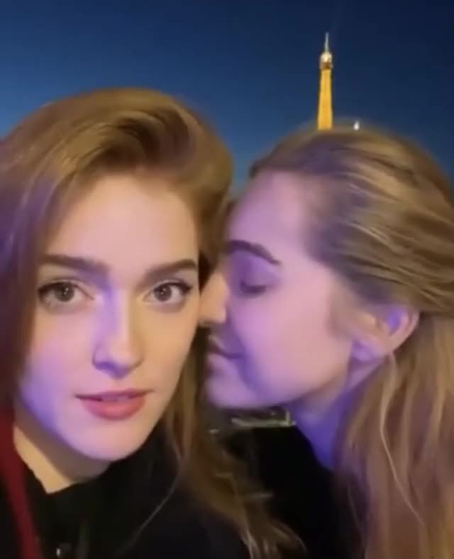 Jia Lissa kissing