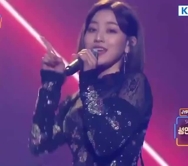 Jihyo looks gorgeous and she sounded so beautiful.