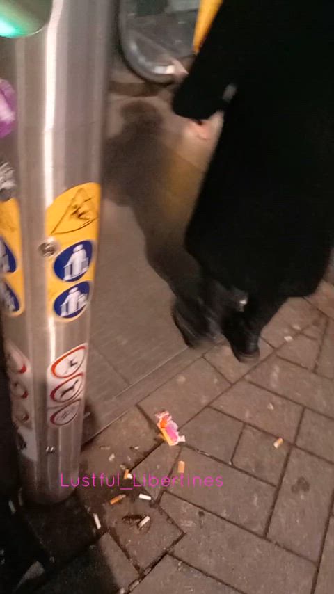 Very public pee on escalator