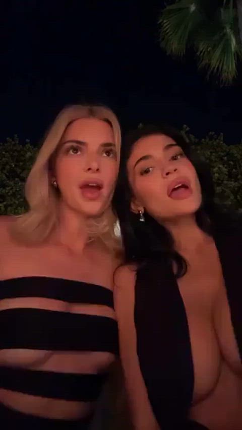  Kendall Jenner  and Kylie Jenner 