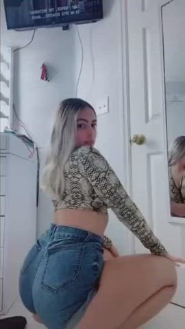 big ass dancing jiggling tiktok twerking white girl gif