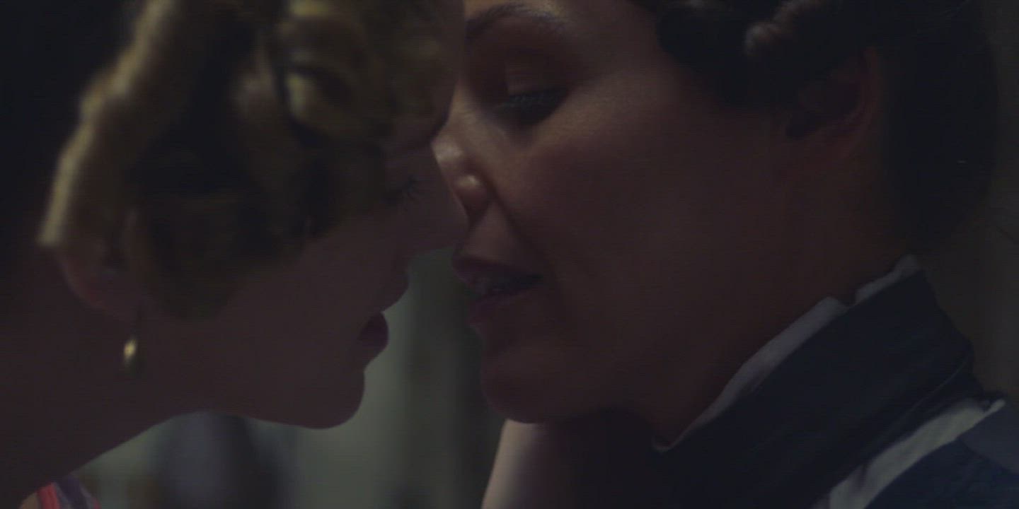 Anne and Ann making out in Gentleman Jack S01E03