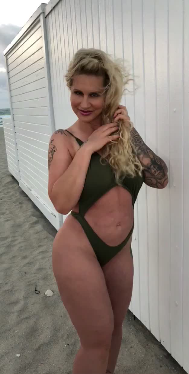 RYAN CONNER SHORT CLIP II BEACH BODY MILF