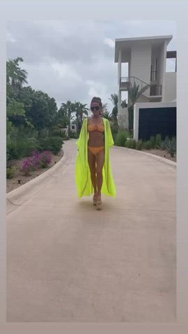 bikini kate beckinsale legs gif