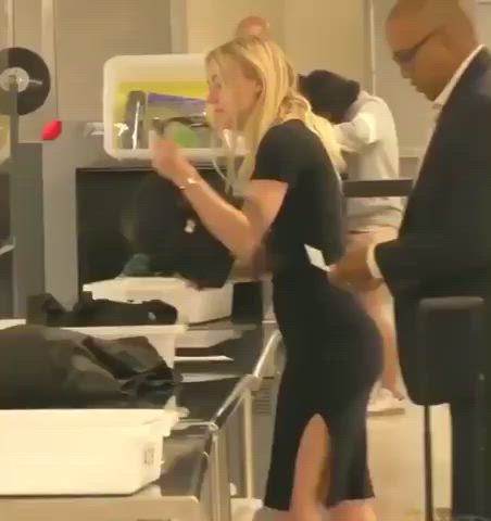 Check out Dakota Fanning’s ass