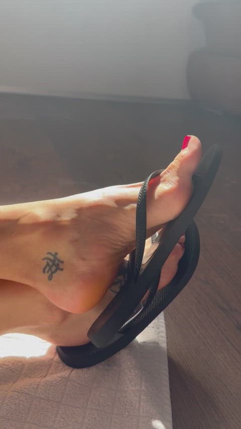 Flip flop toes wiggling, just for you! 😜 Just posted the FULL VIDEO on my ONLYFANS!