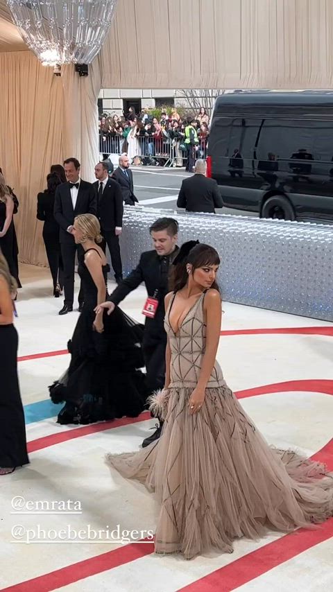 beautiful celebrity dress emily ratajkowski sexy gif