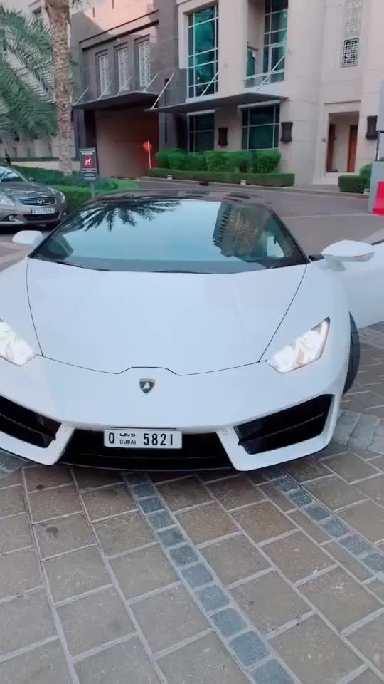 Want a ride ?? #lamborghini #dubai  #futureme #foryoupage #tiktok