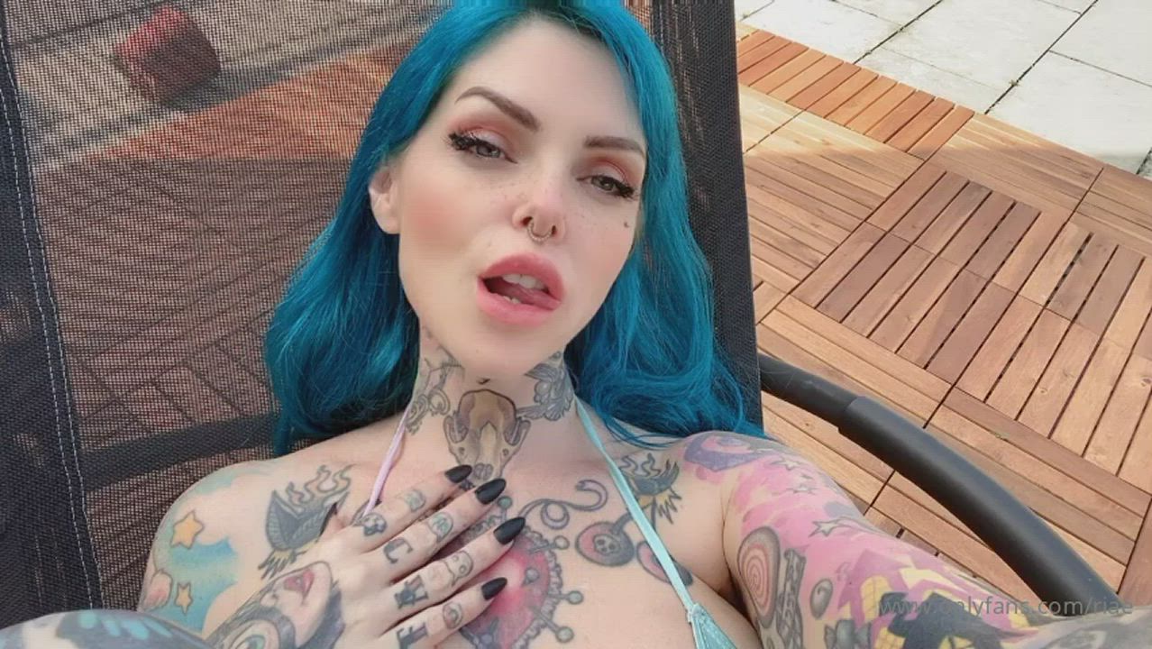 Riae playing with her sexy tongue. More links in comment