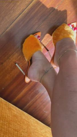 colombian feet foot fetish heels milf mature toes gif