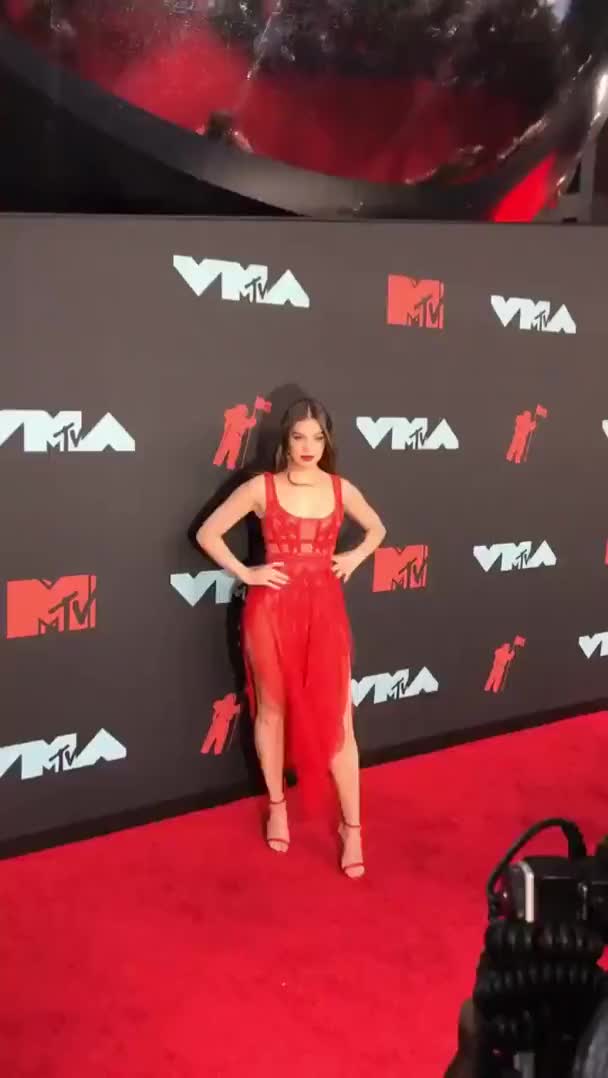 Hailee Steinfeld VMAs