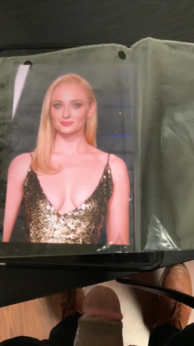 All hail the Queen in the North, Sophie Turner!