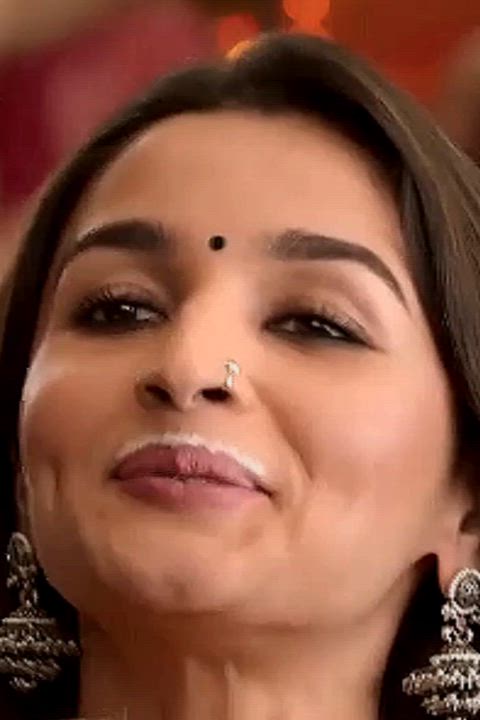 Wanna clean Alia Bhatts face while I load another one...!!