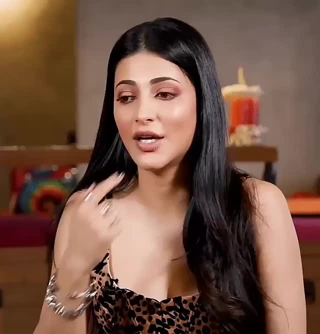 Shruti Hassan finger lick