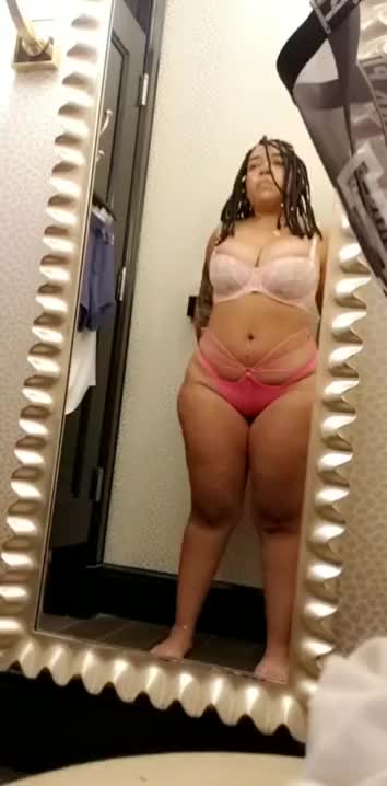 thick girl dressing room twerk