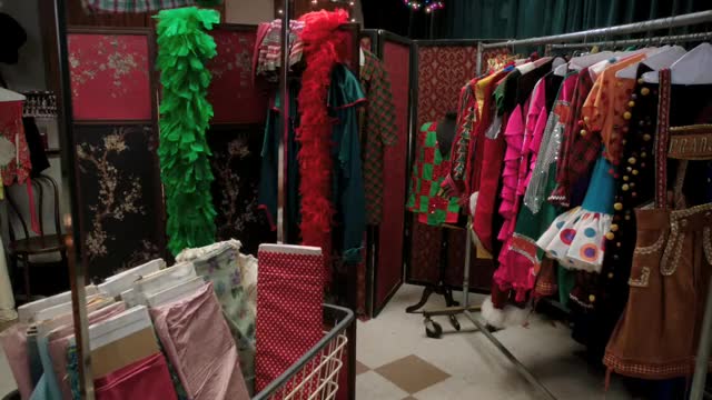 Alison Brie's Sexy Mrs Claus In Community - Many Mic