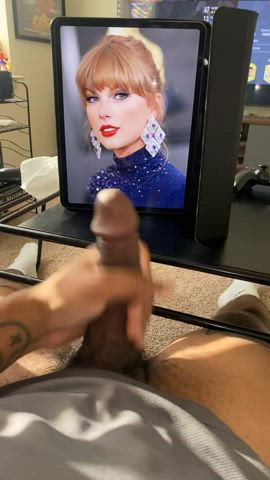 Tugging to Taylor, feed some HD face pics