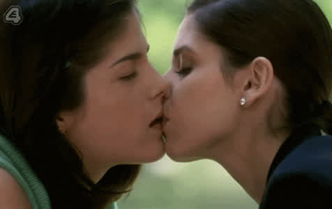 French Kissing Lesbian Sarah Michelle Gellar gif
