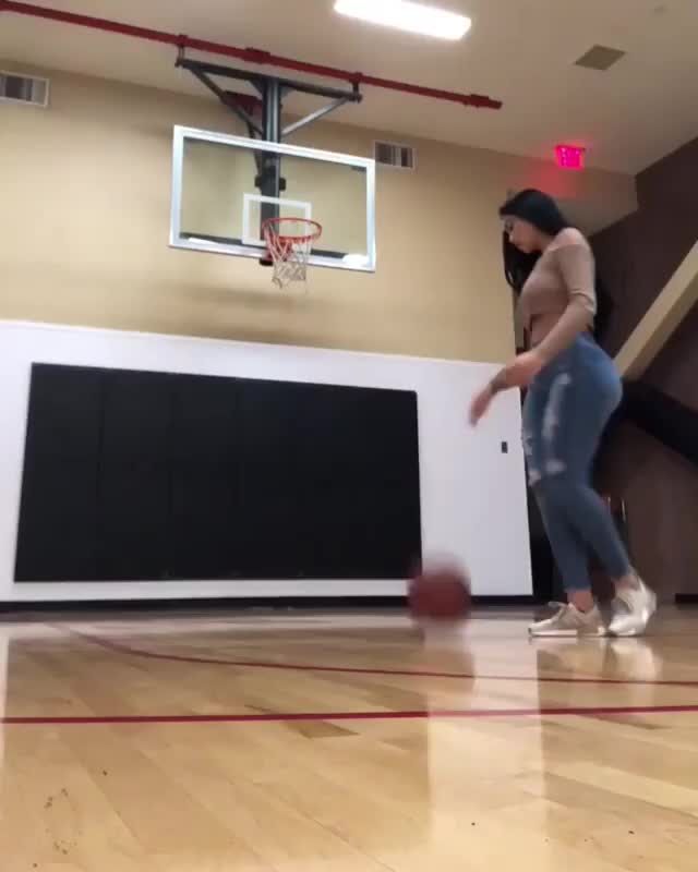 Jailyne Basketball