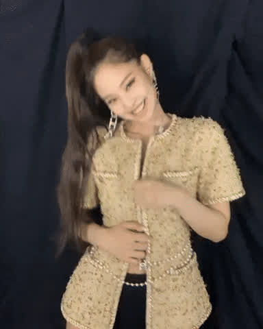 Remove that top off Jennie I wanna see your melons and I will suck them hard 🥵🥵👅👅