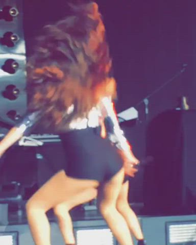 Hailee Steinfeld, leggy booty shake