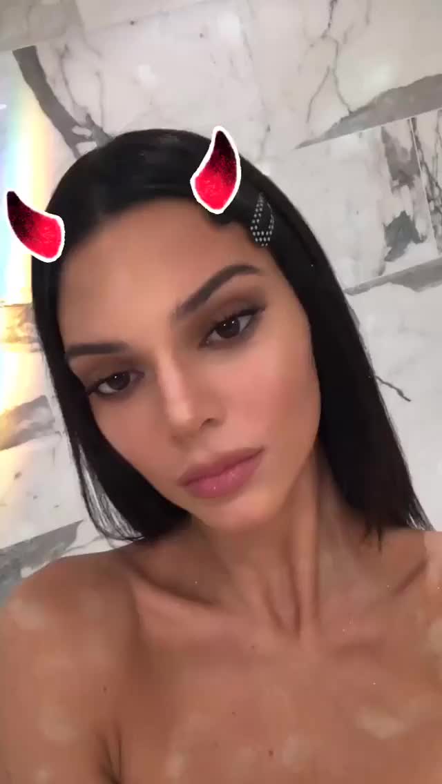 Kendall Jenner - (11.15.18) Instagram Story