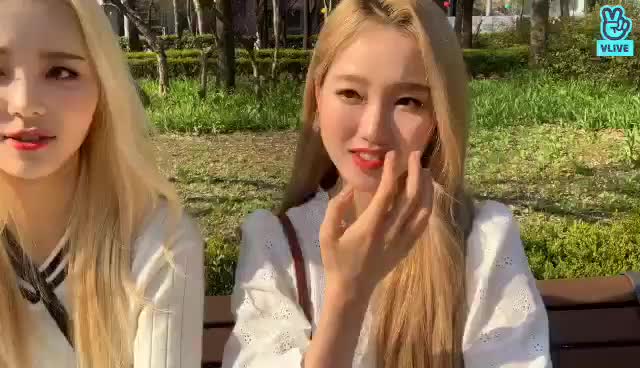 V LIVE - [이달의 소녀] 엉망징창사생대회 1등 꽃놀이 28