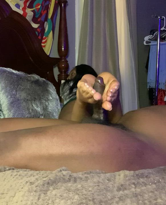 I made him squirt everywhere with my soles 💦