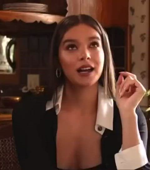 hailee steinfeld sexy sexy voice gif