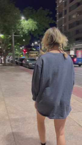 Ass jiggling and boobs bouncing in downtown Austin ?
