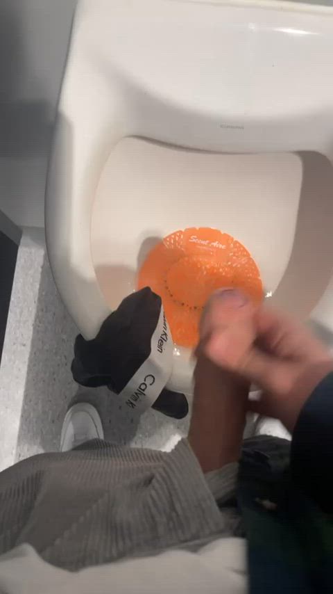 [18] Commando at the Uni urinal