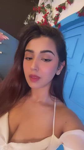 Its Just Me or Roshni Walia Exposing her Busty Cleavage too much ?
