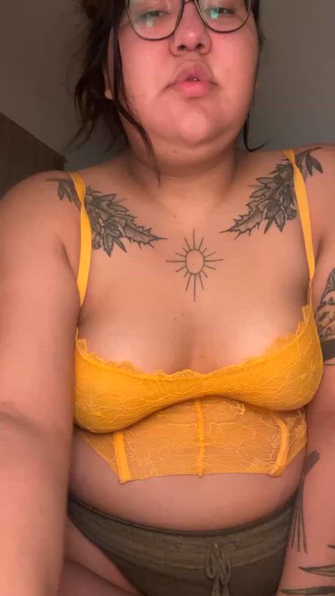 I💛playing with my tits