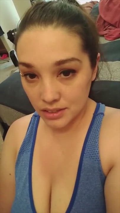 Beautiful girl takes a selfie while getting a huge facial [Shy Lynn]