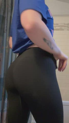 Does my ass look better with the leggings or without?