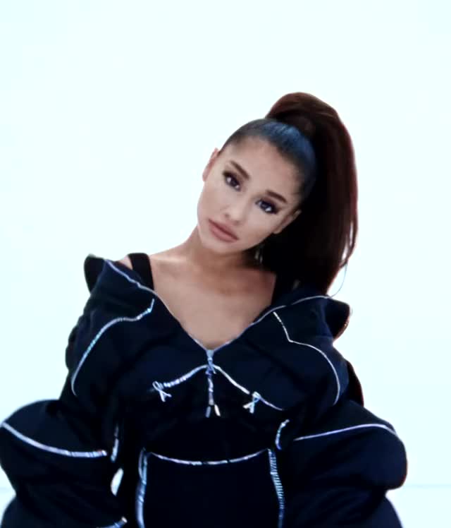 Ariana Grande gif