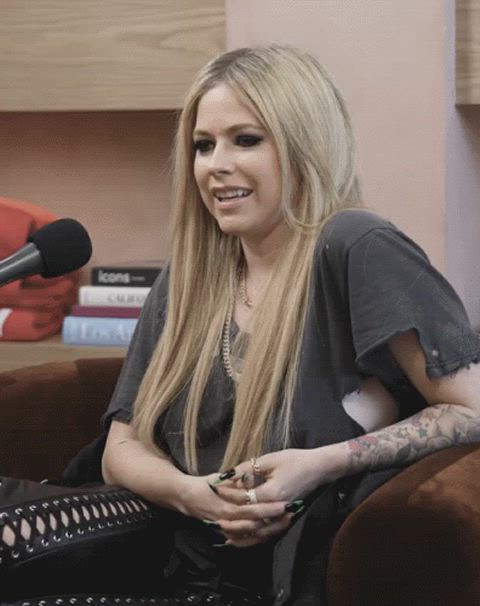 avril lavigne blonde sideboob gif