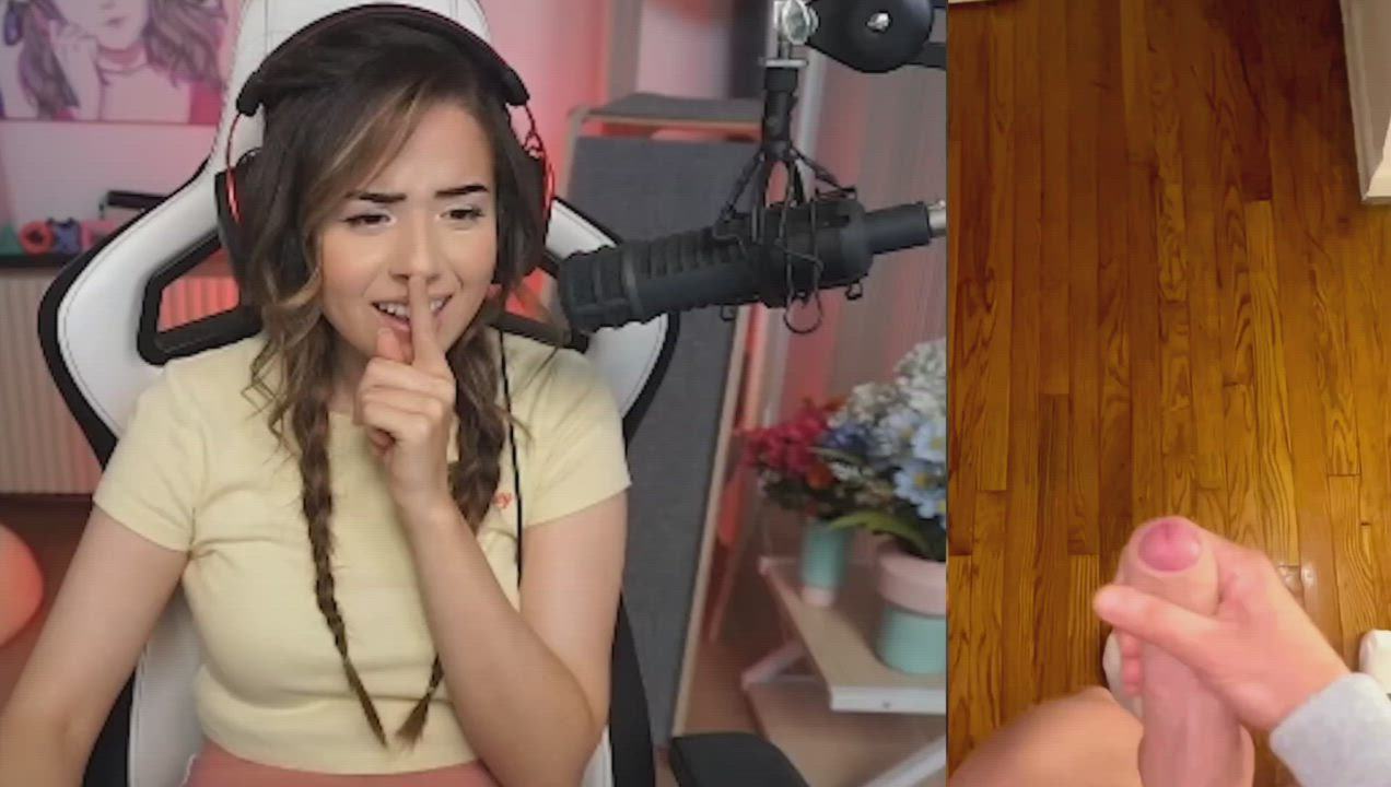 Pokimane reacts 😍