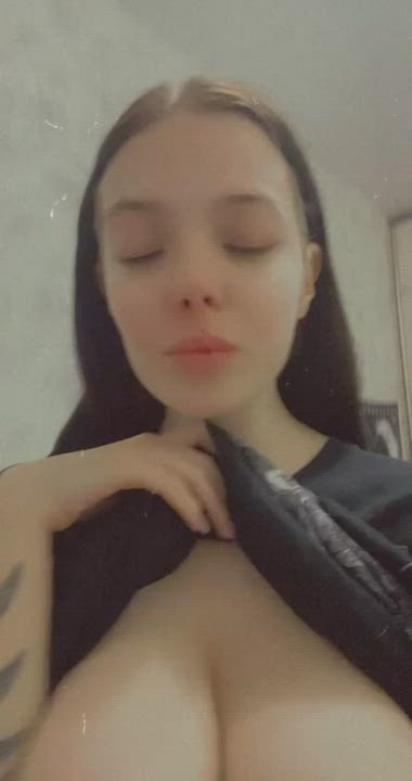 18 yo ?i love do titty selfie for my subscribers?custom?sexting?cock rate?deepthroat?dildo?solo?tits