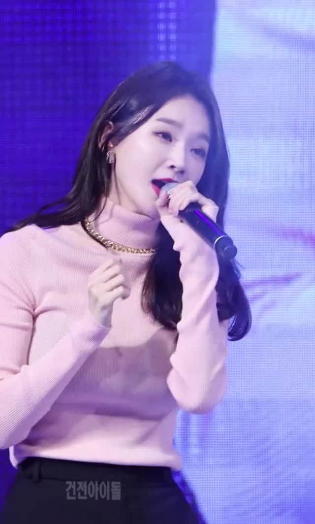 다비치(DAVICHI) 강민경 목폴라티 약간 시스루.gif