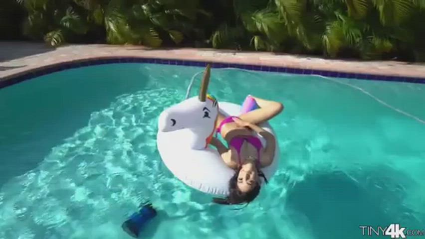 Fun in the pool with Harmony Wonder 💗