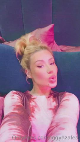 blonde celebrity iggy azalea kiss onlyfans gif