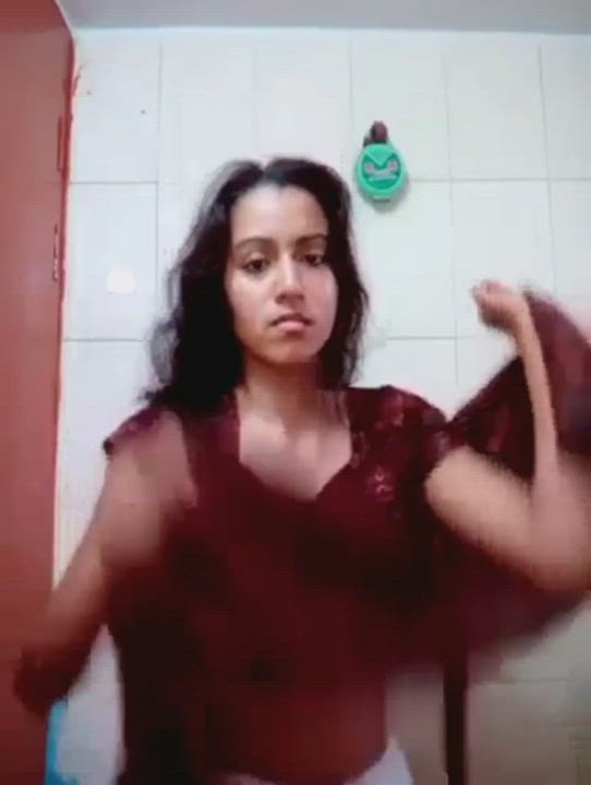 Indian ?hot and ?slim figure ?girl ?fingering with bathing video